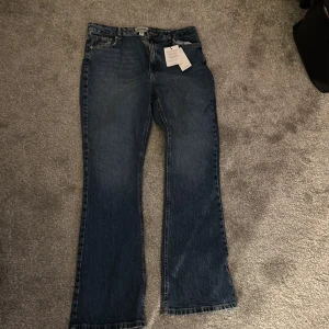 Jeans - Snygga lite utsvängda jeans aldrig använda storlek 42