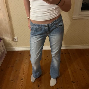 Lågmidjade ljusa jeans  - Snygga vintage jeans!💕  Midjemått( rätt över): 40 Inerbenslängd: 73 Lårmått ( rätt över): 25  Modellen på bilden är 170cm   Köp gärna via ”KÖP NU”💖 Skriv ifall ni har några frågor eller funderingar // perfectjeans🫶