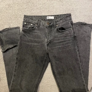 Zara jeans  - Super fina jeans från zara som tyvärr är för små på mig. Storlek 34 men passar även 36