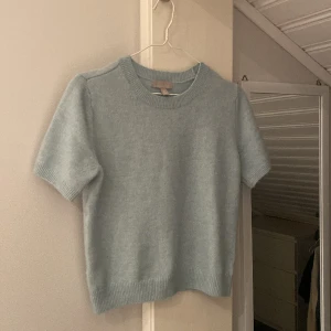 Stickad tröja - Säljer en super snygg o populär Hm stickar t-shirt! Säljer pga av att den inte passa mig i storleken:/ Den är som ny och inga defekter på den alls, hör av er vid frågor om pris går att diskutera!🫶🏻