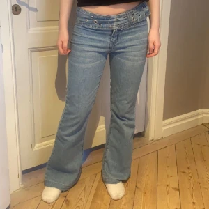 Lågmidjade jeans - Galet snygga lågmidjade jeans med cool bältesdetalj. Smickrande passform. Bra skick. Passar storlek M. Skriv vid funderingar och kolla in mina andra annonser💕