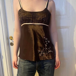 Satinlinne - Så fint och trendigt brunt satinlinne med broderier🤎🎀Passar S-M. Fint skick. Skriv vid funderingar och kolla in mina andra annonser💕