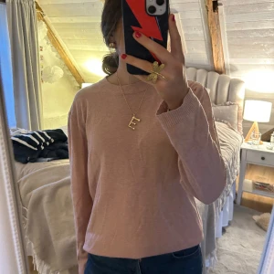 stickad trlja - säljer den här söta rosa tröjan, jätte mjuk!🩷 storlek m men passar s också! 