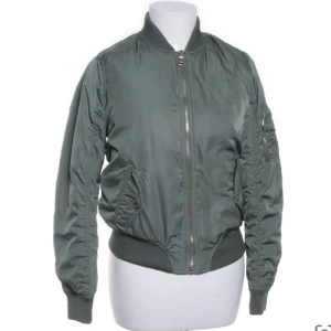 Grön bomberjacka - Jätte söt och trendig passar BRA på våren! 💚💚💚💚💚💚💚