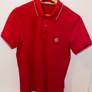 Moncler pike - Hej jag säljer min fina pike då jag inte passar i den längre. Använd ett fåtal gånger. Nfc scan finns på själva märket också! Jätte bra kvalitet och jätte fin pike! Slå en pling pris kan diskuteras 