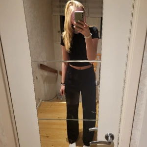 Kostymbyxor  - Midwaist, vida kostymbyxor från NA-KD. Använda mycket. Passar bra i längden på 165-175. (Jag är 172) Orginalpris: runt 500kr
