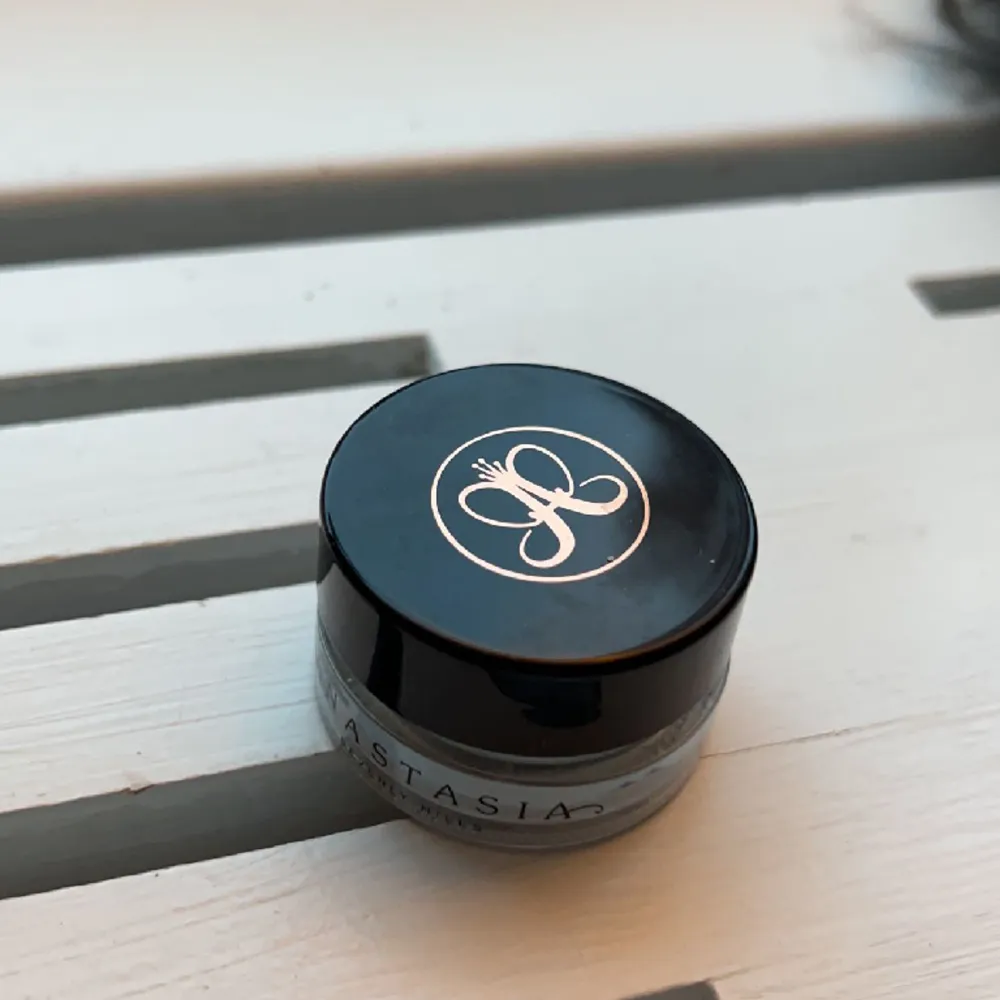 Anastasia dipbrow pomade i färgen blonde. Använd men mycket produkt kvar💗. Skönhet.