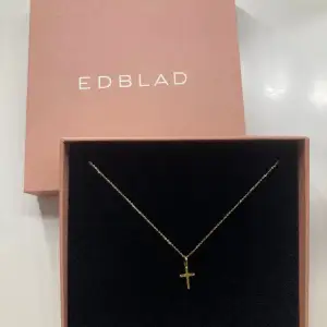 Säljer detta superfina guld halsbandet från Edblad då det aldrig har kommit till användning  Skriv gärna om ni har frågor 🩷