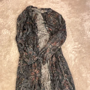 Klänning  - Kan användas som klänning och skjorta🩷