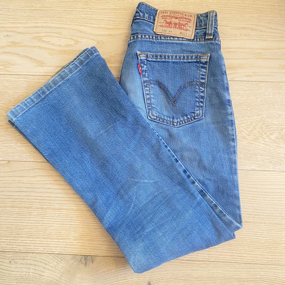 Supersnygga bootcut lågmidjade levis jeans som tyvärr inte passar längre. Innerbenslängden är 71cm och midjemåttet är 35cm💓. Jeans & Byxor.