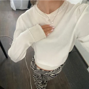 Söt topp - Jättefin tröja med pärlor som är köpt på plick med passade tyvärr inte den är i storlek Xs ❤️