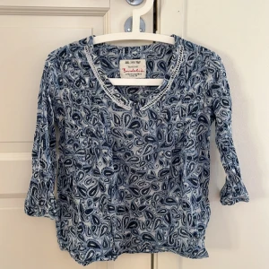 Fin topp i blått och vitt från Bondelid - Fin topp i blått och vitt från Bondelid. Material: 100% bomull