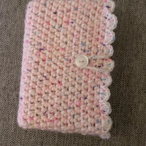 Book sleeve  - Ha din bok i tryggt förvar i din väska med denna snygga book sleeven!!! Just nu 59,5kr istället för 119kr!