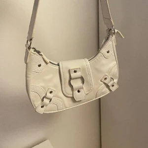 Vit handväska - använd på studentflaket men tvättad. därav lite smutsig men inget som stör. ❤️