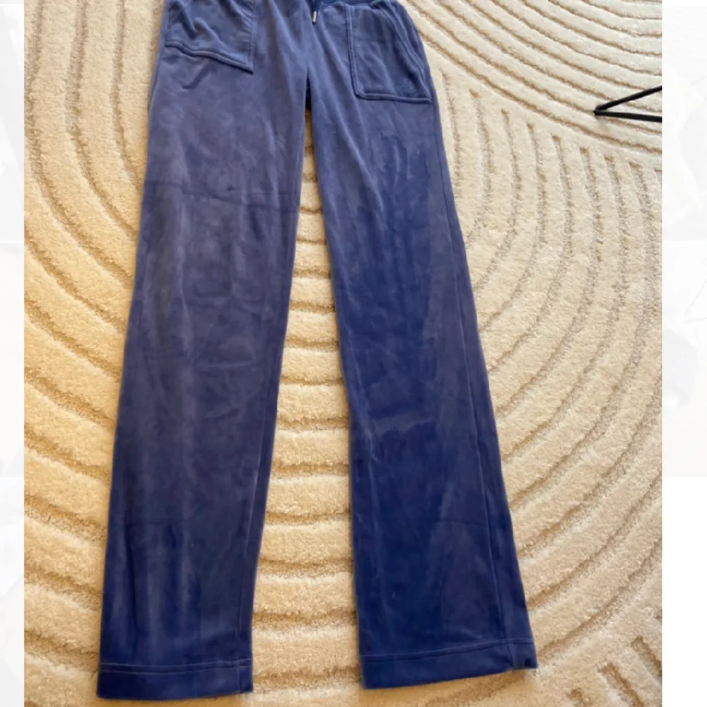 Juicy couture byxor i färgen grey/blue. Är som nya, nypris är 1099 men säljer för 500. Jeans & Byxor.