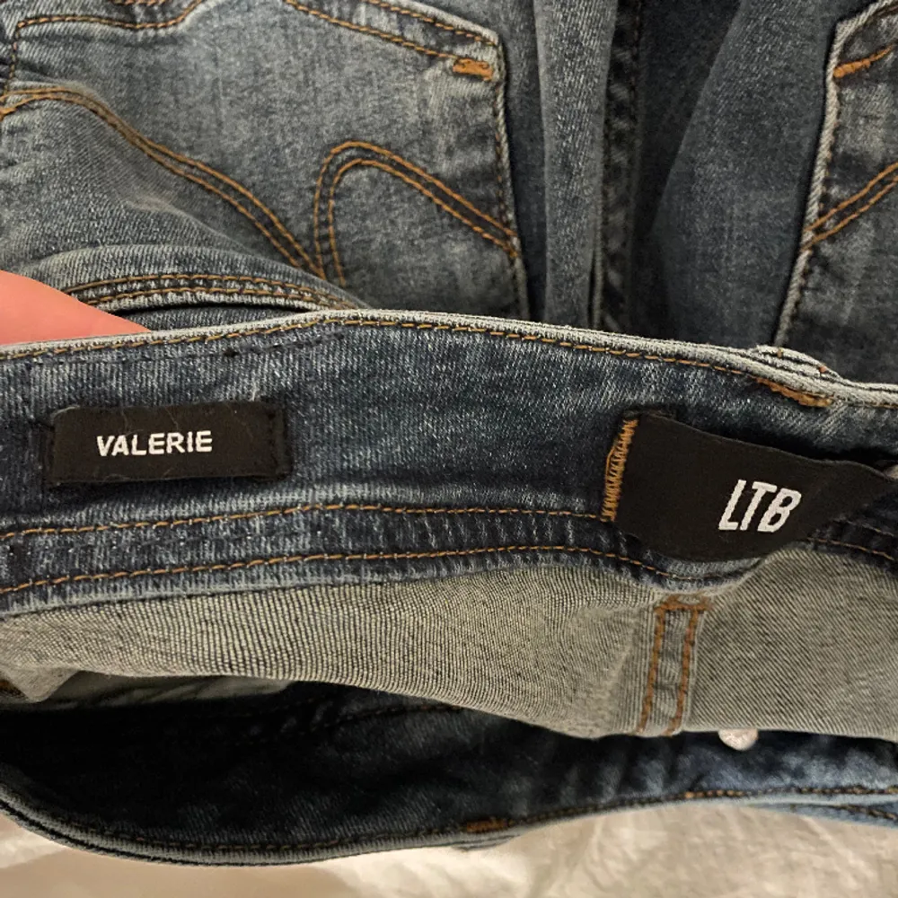 De populära Valerie-jeansen från LTB💗mkt fint skick, säljer då jag kommit fram till att de har blivit för stora för mig tyvärr.. Ge prisförslag!!💕💕. Jeans & Byxor.