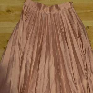 Lång metallic rosa kjol