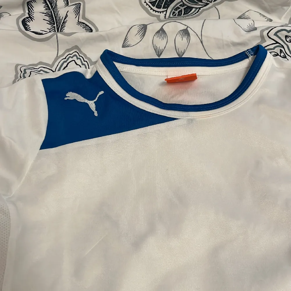 En nöstan oanvänd vit träningstshirt från Puma i storlek 152. T-shirts.