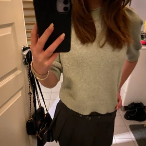 Topp med puffärmar - Grön topp med puffärmar, köpt strax innan somras men använd fåtal gånger☺️ Säljer pågrund av inte riktigt min stil men jätte mysigt och fint material!