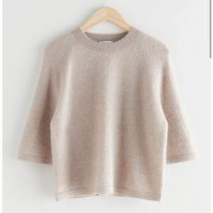 Säljer denna stickade tröjan från &other stories💓💓 fint skick och inga defekter!!