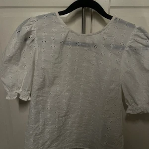 Blus från H&M - Jätte fin från H&M sparsamt använd 💕💕