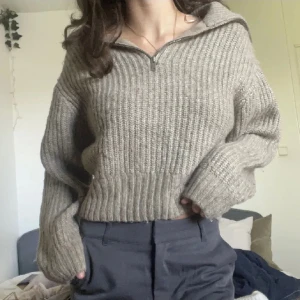 Stickad tröja - Stivkaf tröja från Gina Tricot, i väldigt bra skick💕 Frakt tillkommer📦