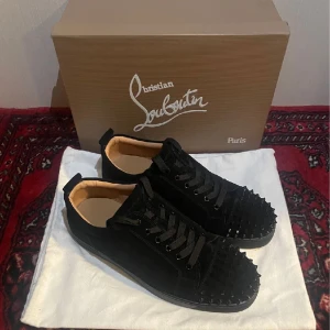 Svarta loubs  - Nyskick, alla spikar kvar, box finns och digitalt kvitto. Äkta  Meet up Stockholm eller spårbarfrakt 📦 