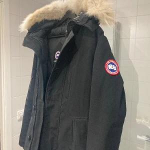 Canada goose s - Säljer min canada goose jacka då jag inte använder längre, storlek S men passar M bättre, snabb affär idag , har ej kvitto