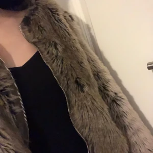 Cropped pälsjacka  - Päls jacka (fuskpäls) i bra skick från VILA. Har använt få tal gånger.  Möts gärna upp i Malmö. Hör av för flera bilder 🖤