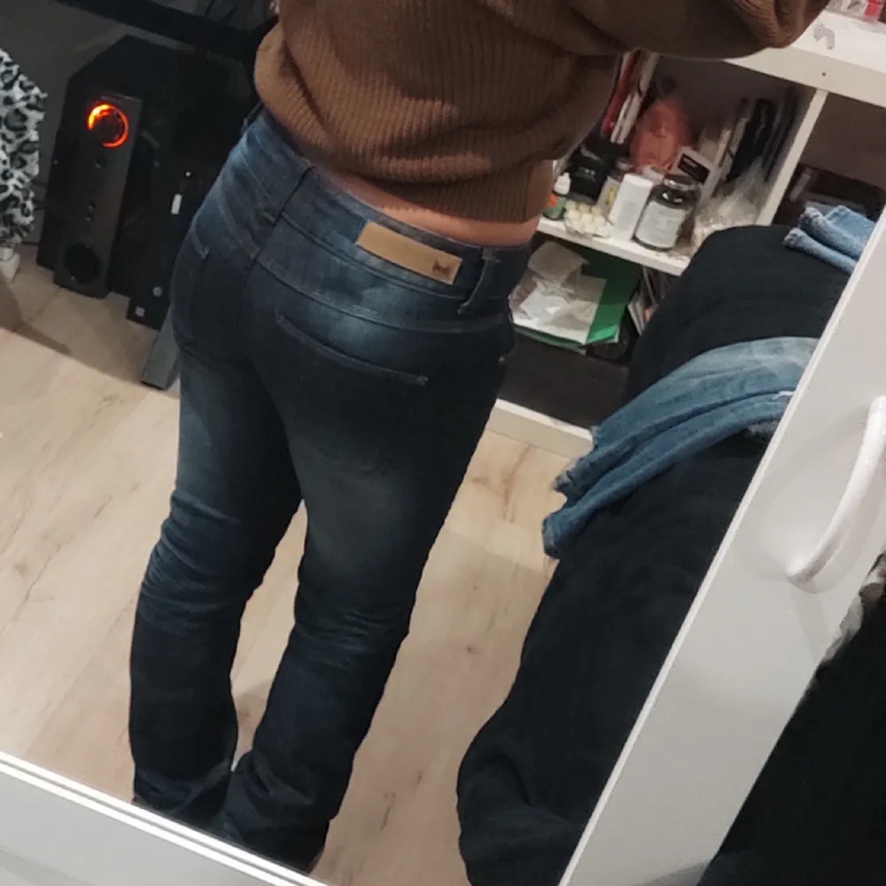 Jättefina jeans som jag ärvt av min faster, fast aldrig använda för dome för små på mig, inte riktigt skinnyjeans men inte heller bootcut..? . Jeans & Byxor.