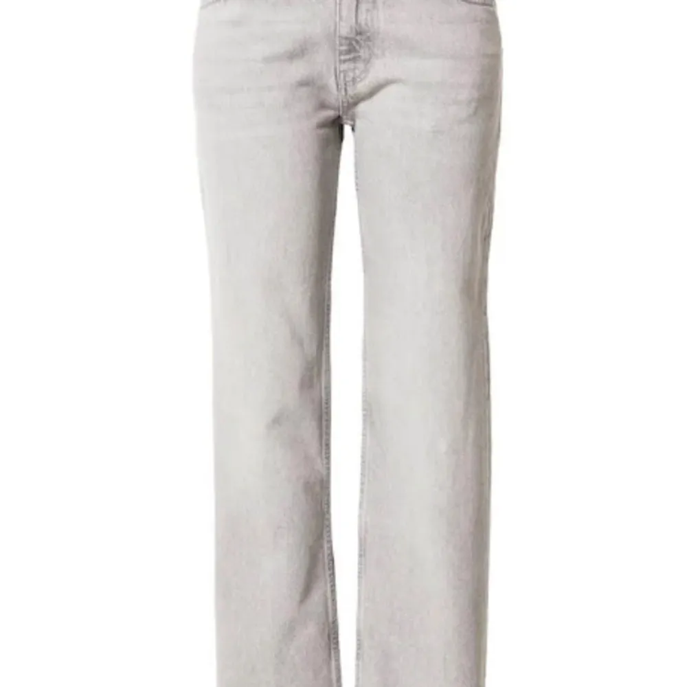 Dom är gråa i storlek 158 och är straight. Jeans & Byxor.