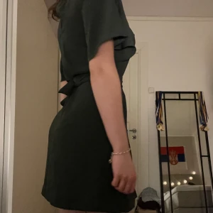 Grön klänning  - Fin lite mörkar grön klänning. Kommer inte till användning men jätte fin.