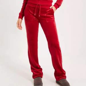 Säljer dessa röda juicy couture byxor i storlek S då dom är för stora för mig. Helt nya och oanvända med prislapp kvar