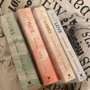 Twisted series  - Säljer twisted serien 🌸 böckerna är verkligen använda satt säga därav priset❤️ men passar bra om man endast är ute efter att läsa böckerna🌷