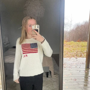 Stickad tröja Ralph lauren - Super fin stickad tröja från Ralph lauren o storlek xs. Nypriset ligger på 4595kr och jag säljer den för 1400