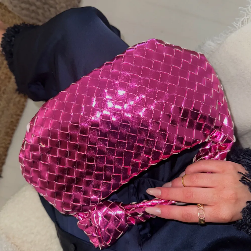 Kollar intresset på denna så snygga väskan ifrån h&m, den såldes slut direkt! 💓✨💗 den är metallic rosa. Väskor.