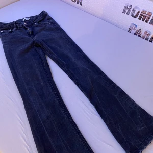 Svarta jeans Gina Tricot  - Säljer mina svarta jeans från Gina Tricot, nypris är 350 kr och jeansen är i väldigt bra skick