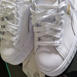 Vita dam skor  - Puma Mayze Classik i storlek 42 . Använda bara en gång .
