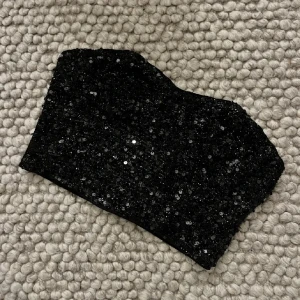 Glitter topp - Säljer min glittertopp som är köpt här på plick men jag tycker inte den passade mig. Skicket är väldigt bra. Lånade bilder. Perfekt till nyår
