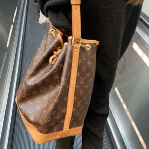 vintage louis vuitton - Säljer denna fina vintage louis vuitton väskan då den tyvvär inte kommer till användning. Köpt på The vintage bar inne på NK i Stockholm, väskan är i superfint skick utan fläckar/hål och kan användas som skolväska eller liknande, får plats med en dator.