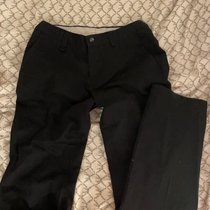 Lågmidjade kostymbyxor  - Jättefina lågmidjade kostymbyxor, raka i modellen💕