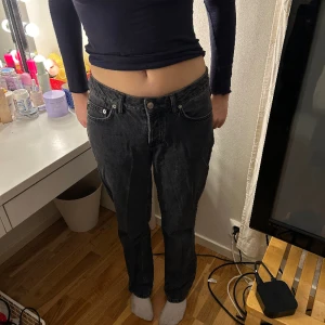 Lågmidjade jeans - Ett par lågmidjade svarta jeans, i väldigt bra skick! Säljs pga används ej.