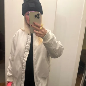 Bomber jacka  - Kollar intresset på denna bomberjacka! Sjukt snygg och har aldrig använt, jag är 170 och den sitter overzised på mig💓💓💓