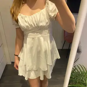 En superfin vit klänning som är använd 1 gång på min konfirmation🩷 perfekt till skolavslutningen eller konfirmation!🩷
