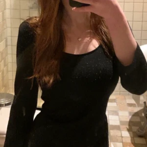 Festklänning - Säljer en såå snygg glitterklänning som passar perfekt till nyår då den tyvärr inte kommer till användning av mig💕(Glittret syns mer i verkligheter, skriv för fler bilder💗)