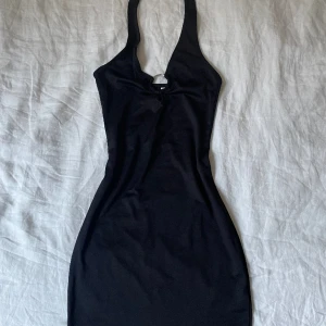 festklänning  - Festklänning som passar perfekt till nyårsafton eller vilken som helst fest. Aldrig använt. Sitter tight men har mycket stretch och man känner sig bekväm i den. Kom med prisförslag! 