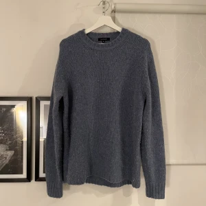 Kashmirtröja - Säljer nu min fina tröja i kashmir/merino blandning. Den är köpt på paul and friends på NK i stockholm och är knappt använd. Ljusblå.