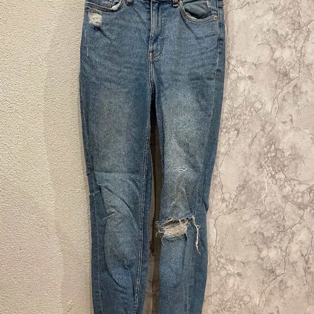 Jeans från H&M i fint skick, de är i storlek 34. Jeans & Byxor.