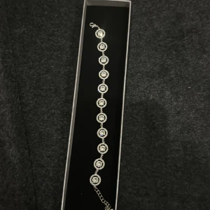 Lily and rose  - Armband från Lily and rose i silver med vita stenar. Använd en gång. Superfin och ser nu ut.Nypris 999:-