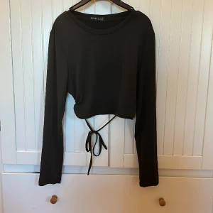 Croppad tröja - Croppad tröja med öppen rygg i st 36 